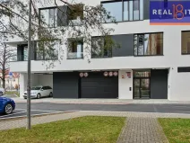 Pronájem garážového stání, Praha, U Petřin, 12 m2