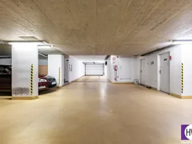 Prodej garážového stání, Praha, Nad motolskou nemocnicí, 13 m2