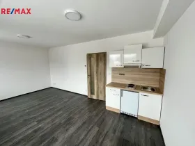 Pronájem bytu 1+kk, Zlín - Malenovice, Jarolímkovo náměstí, 27 m2