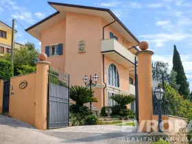 Pronájem vily, Corsanico, Itálie, Via di Casesi, 200 m2