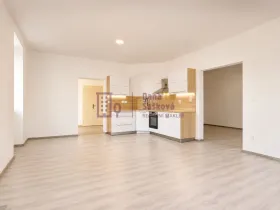Pronájem bytu 2+kk, Jindřichův Hradec - Jindřichův Hradec I, nám. Míru, 72 m2