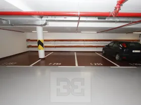 Pronájem garážového stání, Praha - Holešovice, Sanderova, 15 m2