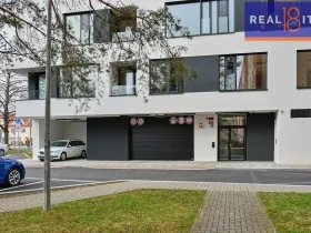Pronájem garážového stání, Praha, U Petřin, 12 m2