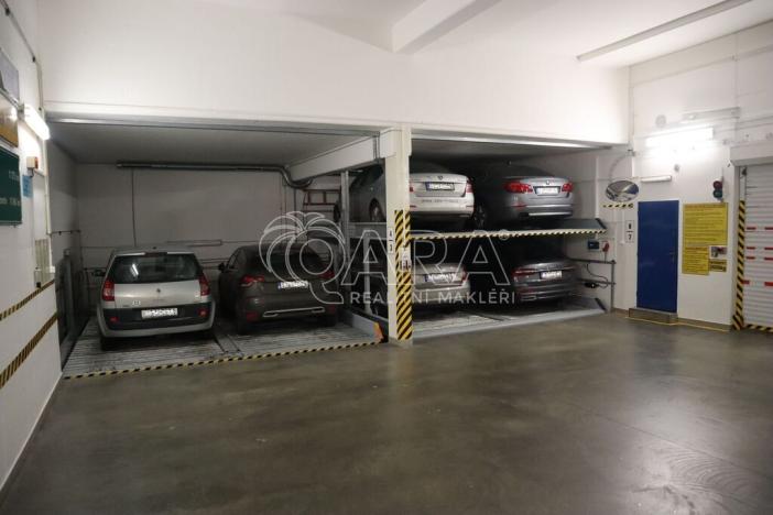 Pronájem garážového stání, Praha - Nové Město, Štěpánská, 18 m2