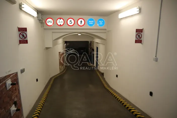 Pronájem garážového stání, Praha - Nové Město, Štěpánská, 18 m2