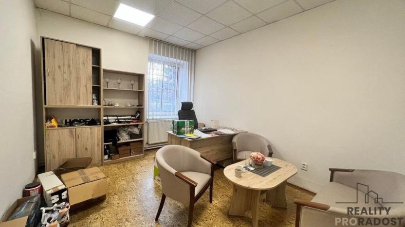 Pronájem kanceláře, Třinec, nám. Míru, 28 m2