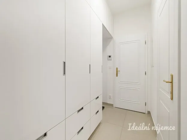 Pronájem bytu 1+kk, Praha - Vinohrady, Záhřebská, 28 m2