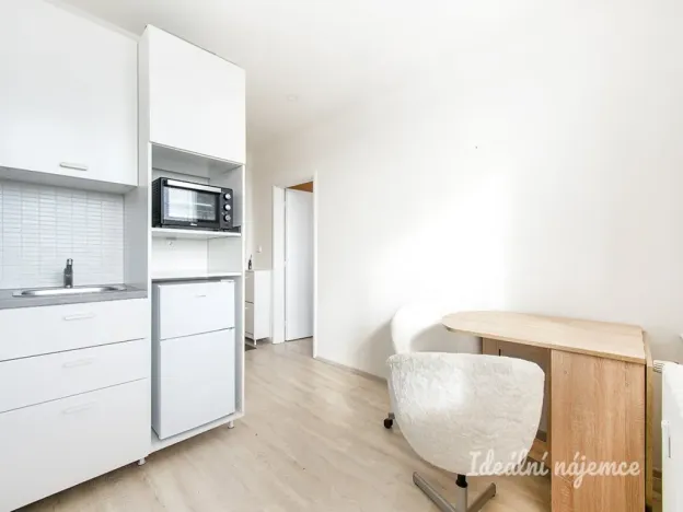Pronájem bytu 1+1, Praha - Letňany, Dobratická, 31 m2