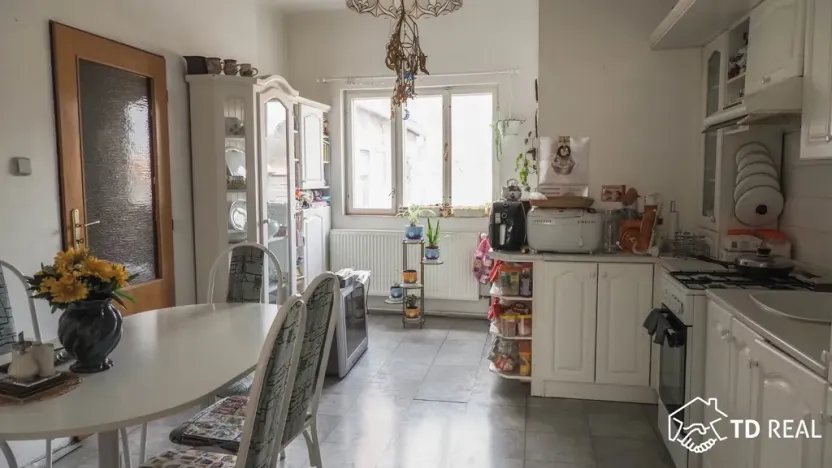 Prodej rodinného domu, Černá Hora, nám. Míru, 295 m2