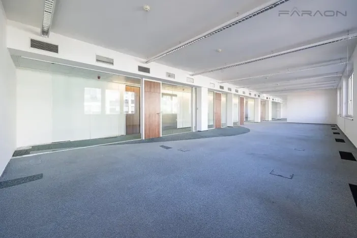Pronájem kanceláře, Praha - Karlín, Pobřežní, 239 m2