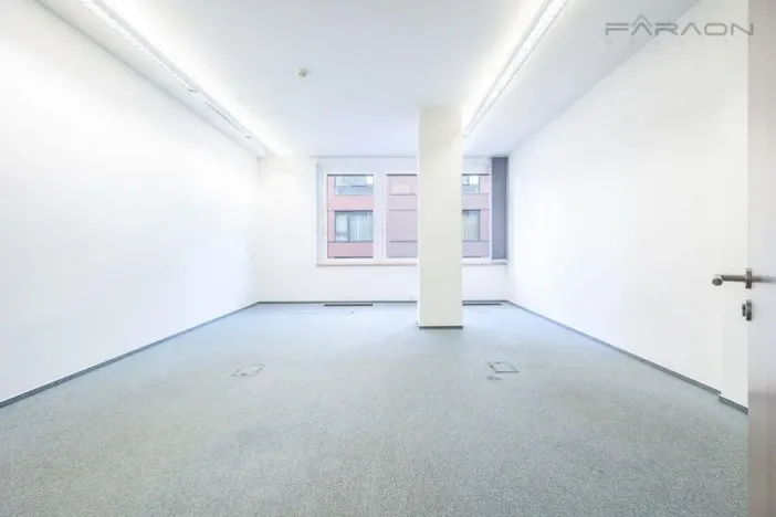 Pronájem kanceláře, Praha - Karlín, Pobřežní, 239 m2