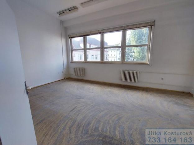 Pronájem skladu, Krnov - Pod Bezručovým vrchem, nám. Minoritů, 10 m2