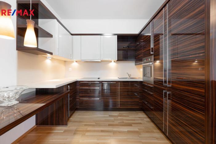 Prodej bytu 2+kk, Karlovy Vary, Libušina, 70 m2