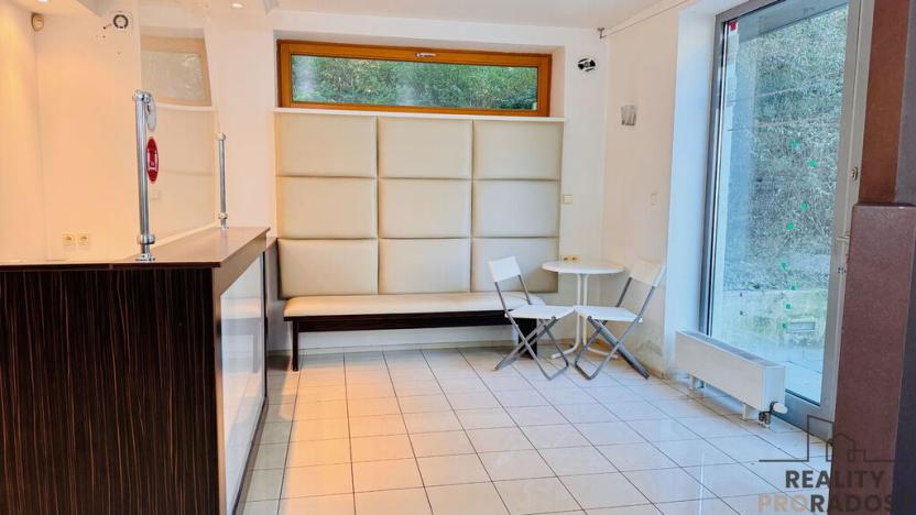 Prodej obchodního prostoru, Praha - Žižkov, Jeseniova, 107 m2