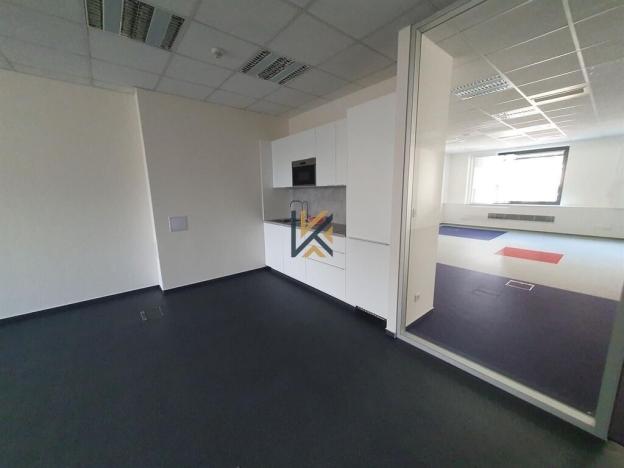 Pronájem kanceláře, Praha - Karlín, Thámova, 235 m2