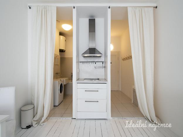 Pronájem bytu 1+kk, Praha - Holešovice, Jankovcova, 28 m2