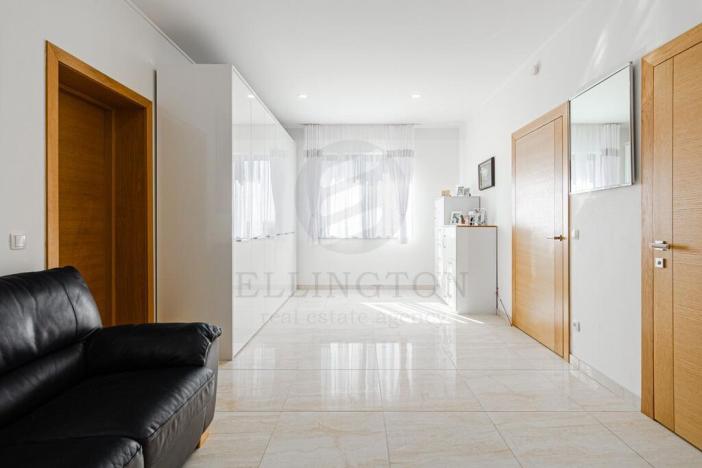 Prodej rodinného domu, Ohrobec, V zahrádkách, 226 m2