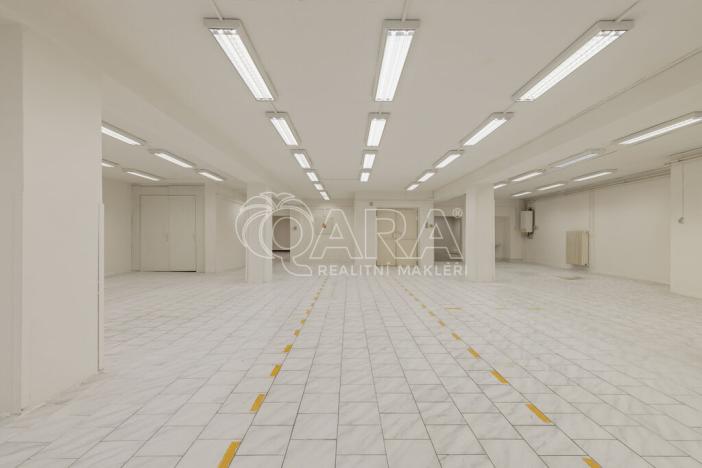 Pronájem obchodního prostoru, Nový Jičín, Masarykovo nám., 500 m2