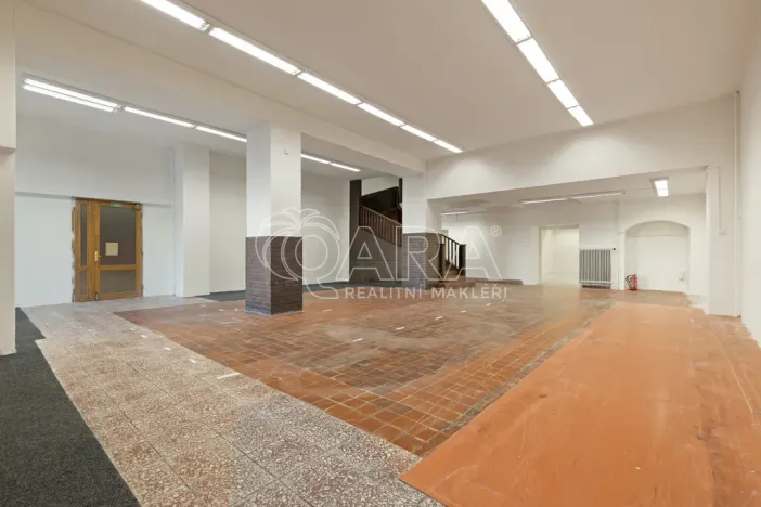 Pronájem obchodního prostoru, Nový Jičín, Masarykovo nám., 500 m2