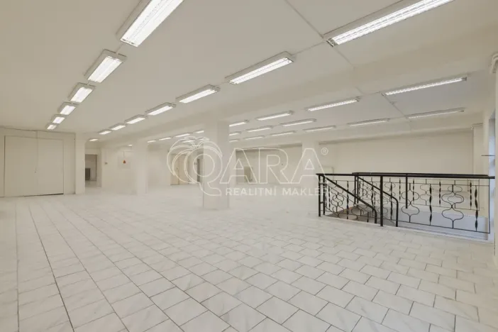 Pronájem obchodního prostoru, Nový Jičín, Masarykovo nám., 500 m2