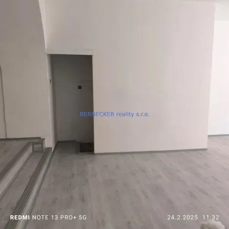 Pronájem obchodního prostoru, Hradec Králové, Švehlova, 85 m2