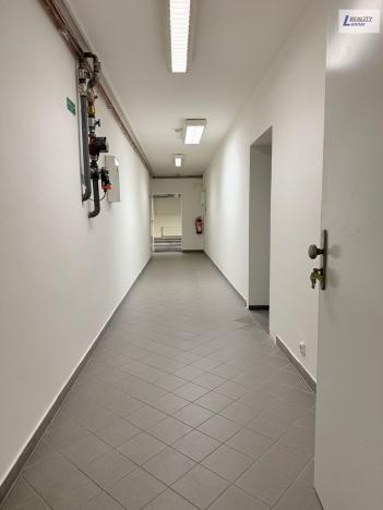 Pronájem obchodního prostoru, Praha - Háje, Hviezdoslavova, 661 m2