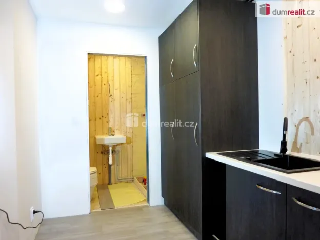 Prodej garáže, Pernštejnské Jestřabí - Maňová, 36 m2