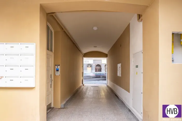 Prodej garážového stání, Praha - Žižkov, Husitská, 13 m2