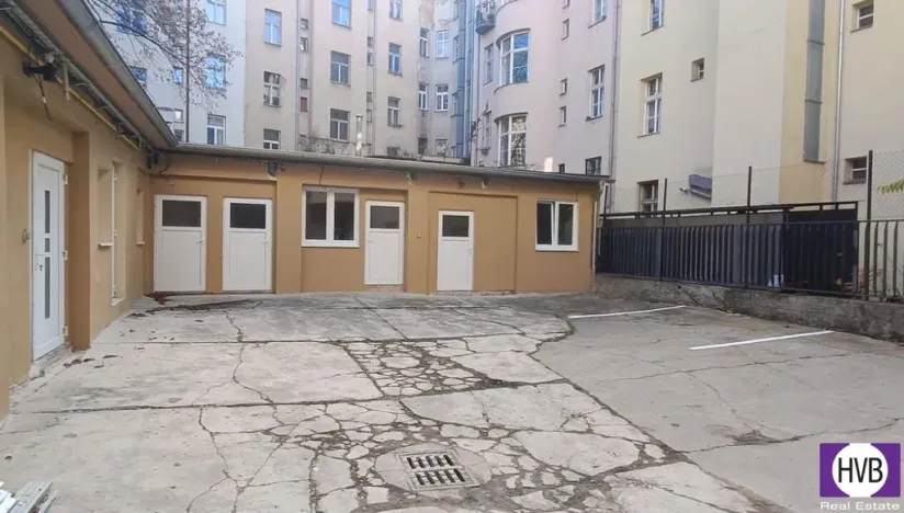 Prodej garážového stání, Praha - Žižkov, Husitská, 13 m2