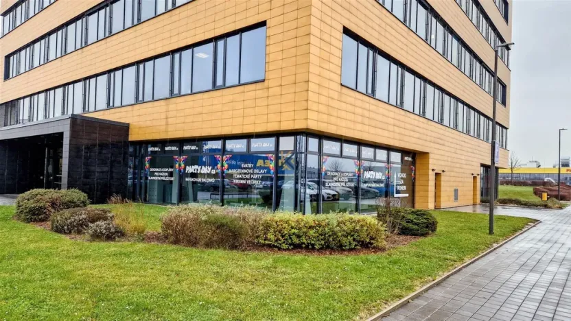 Pronájem obchodního prostoru, Praha - Horní Počernice, Sezemická, 132 m2