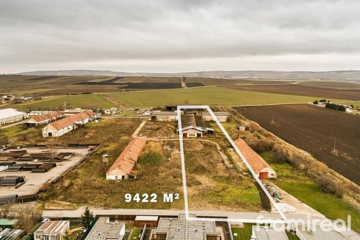 Prodej komerčního pozemku, Strachotín, 9422 m2