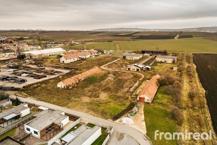 Prodej komerčního pozemku, Strachotín, 9422 m2