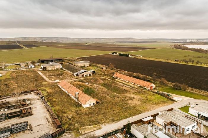 Prodej komerčního pozemku, Strachotín, 9422 m2