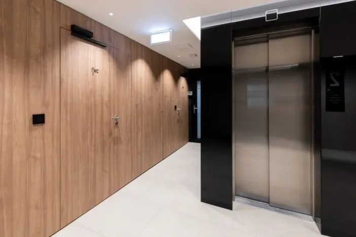 Pronájem kanceláře, Praha - Karlín, Pobřežní, 1059 m2