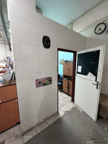 Pronájem skladu, Adamov, 183 m2