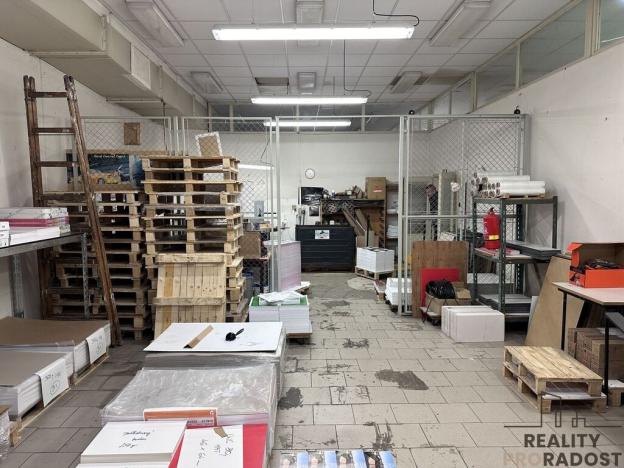 Pronájem skladu, Adamov, 183 m2