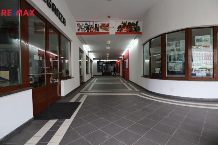 Prodej obchodního prostoru, Karlovy Vary, Divadelní náměstí, 100 m2