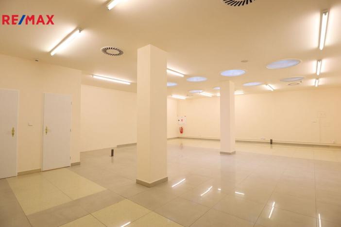 Prodej obchodního prostoru, Karlovy Vary, Divadelní náměstí, 100 m2
