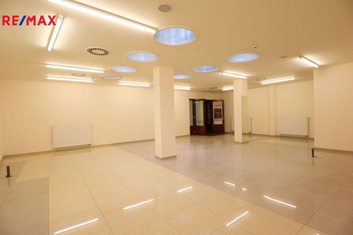 Prodej obchodního prostoru, Karlovy Vary, Divadelní náměstí, 100 m2
