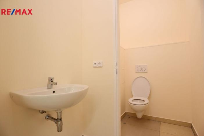 Prodej obchodního prostoru, Karlovy Vary, Divadelní náměstí, 100 m2