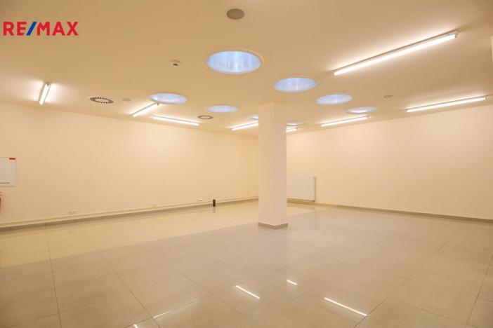 Prodej obchodního prostoru, Karlovy Vary, Divadelní náměstí, 100 m2