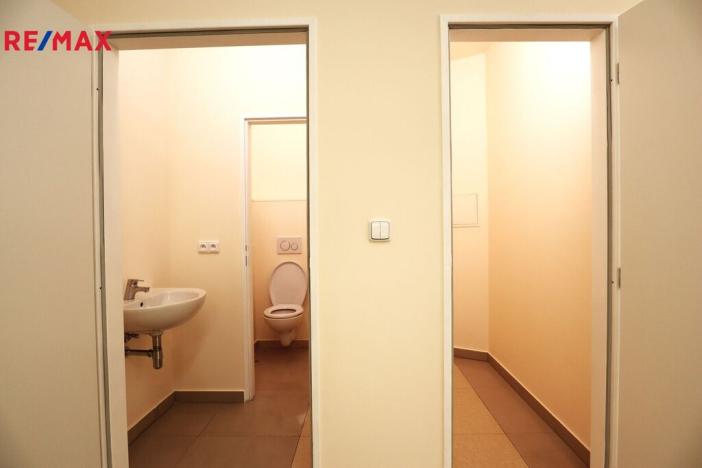 Prodej obchodního prostoru, Karlovy Vary, Divadelní náměstí, 100 m2