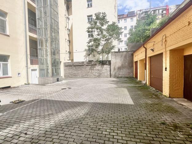 Prodej garážového stání, Praha - Žižkov, Bořivojova, 40 m2