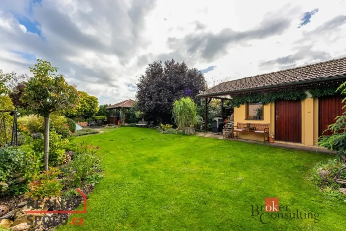 Prodej rodinného domu, Veleň, U studánky, 184 m2