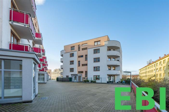 Pronájem garážového stání, Praha - Strašnice, Strančická, 16 m2