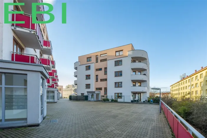 Pronájem garážového stání, Praha - Strašnice, Strančická, 16 m2