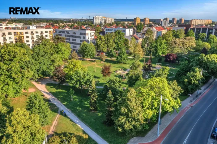 Prodej garážového stání, Hradec Králové - Pražské Předměstí, Gočárova třída, 13 m2