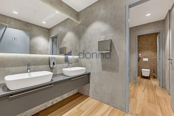 Pronájem kanceláře, Praha - Karlín, Sokolovská, 342 m2