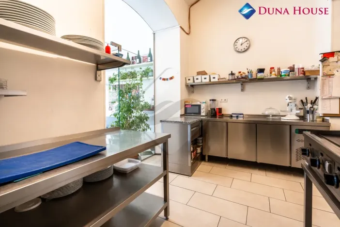 Pronájem obchodního prostoru, Praha - Karlín, Sokolovská, 179 m2