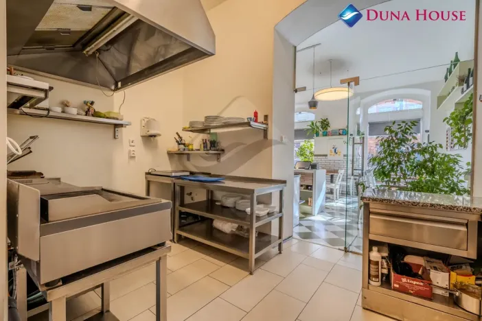 Pronájem obchodního prostoru, Praha - Karlín, Sokolovská, 179 m2